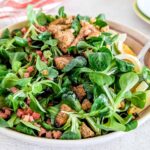A side picture of Swiss green salad (Nüsslisalat)
